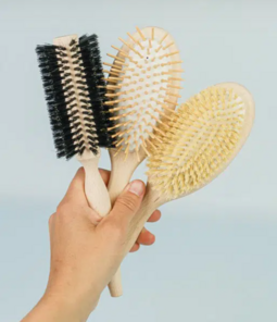 brosse-cheveux-naturelle-bois-clean-cosmetiques